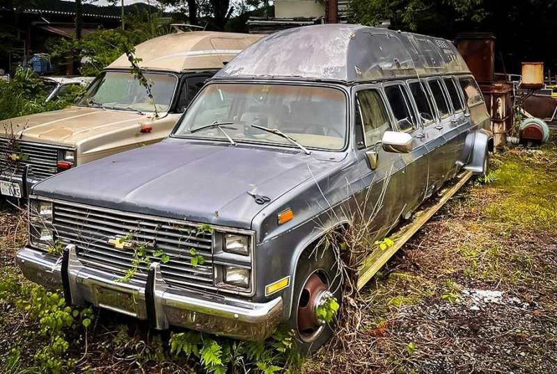 Посмотрите на 10-дверные лимузины Chevrolet Suburban, ржавеющие в Японии