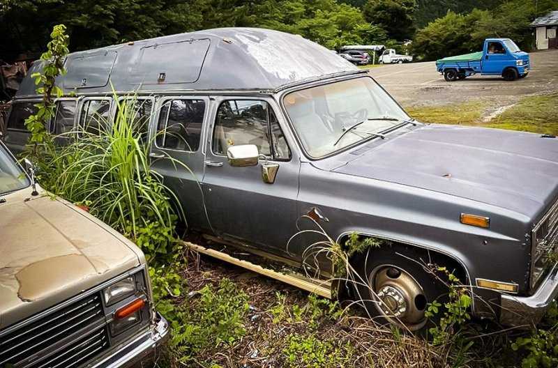 Посмотрите на 10-дверные лимузины Chevrolet Suburban, ржавеющие в Японии