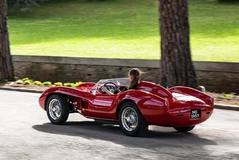 Посмотрите на электрическую детскую копию Ferrari 250 Testa Rossa, которая может разгоняться до 60 километров в час