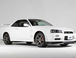 Редчайший 19-летний Nissan Skyline GT‑R без пробега ушел с молотка за 37 миллионов рублей