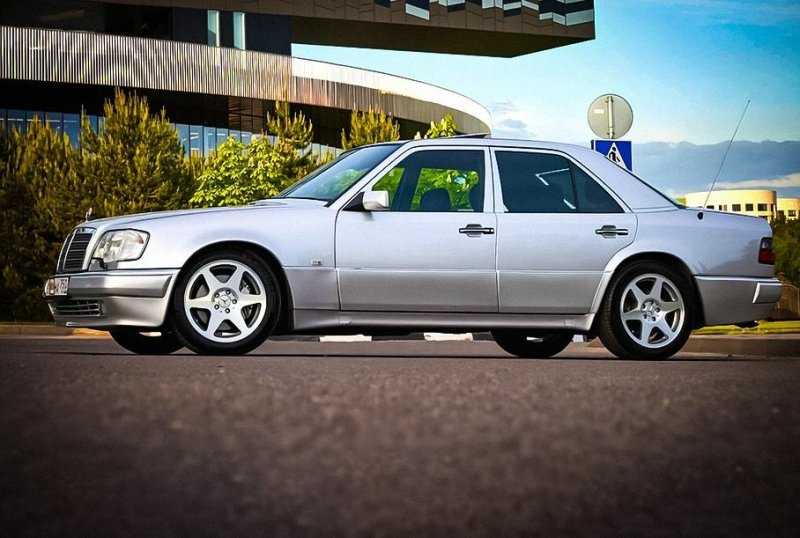 Редчайший 26-летний Mercedes-Benz E‑класса продали в России в полтора раза дороже нового