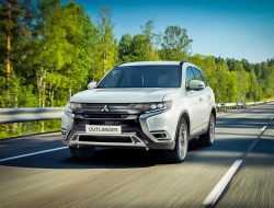 Российский Mitsubishi Outlander слегка обновился и подорожал