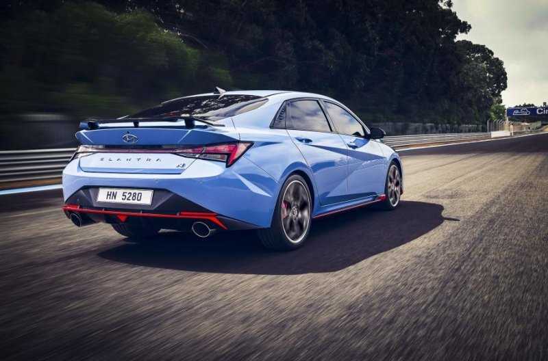 Спортседан Hyundai Elantra N, салон нового Mercedes-AMG SL и гибрид Aston Martin Valhalla: главное за неделю