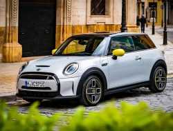 Стало известно, когда в Россию приедет электрический MINI