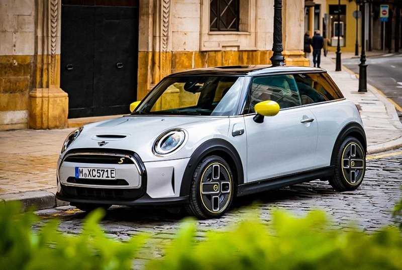 Стало известно, когда в Россию приедет электрический MINI
