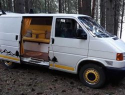 Старый Volkswagen Transporter превратили в «умный» кемпер всего за 300 тысяч рублей