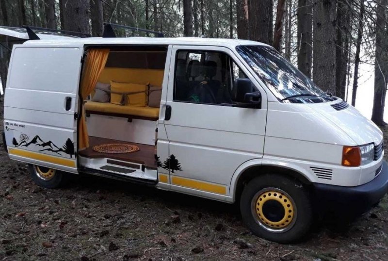 Старый Volkswagen Transporter превратили в «умный» кемпер всего за 300 тысяч рублей