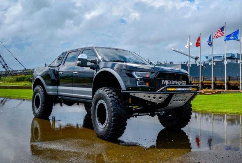 Тяжелый пикап Ford F-250 Super Duty превратили в MegaRaptor