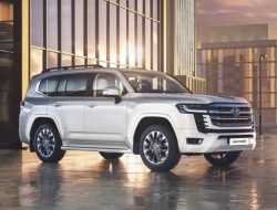 Toyota Land Cruiser 300: названы цены для России