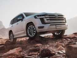 Toyota запретила перепродажу нового Land Cruiser