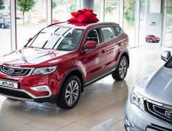 В России снова выросли цены на популярные китайские кроссоверы Geely
