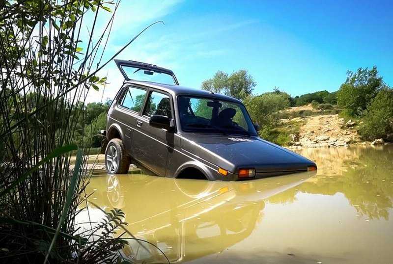 Видео: британские блогеры утопили новую Lada Niva во время тест-драйва