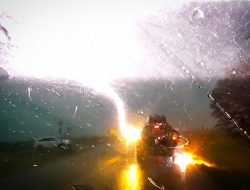 Видео: посмотрите, как в Jeep Grand Cherokee четыре раза подряд ударила молния