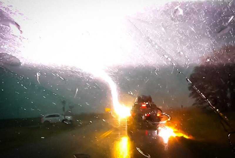 Видео: посмотрите, как в Jeep Grand Cherokee четыре раза подряд ударила молния