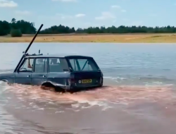 Видео: Range Rover под водой пересекает глубокое озеро, а потом едет дальше
