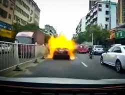 Видео: Toyota Camry взорвалась на оживленной улице в Китае. И не один раз