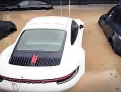 Видео: в Германии затопило автосалон с новенькими Porsche