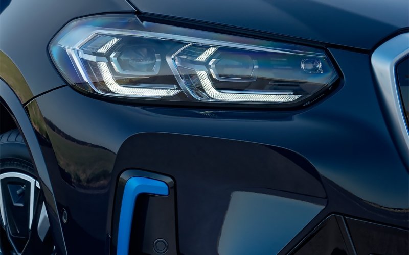 
            BMW представила обновленный кроссовер iX3
        