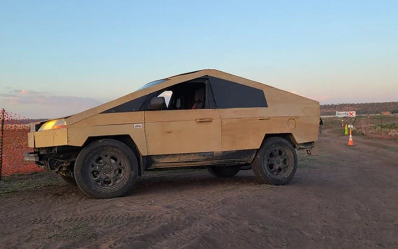 
            В США построили копию Tesla Cybertruck из фанеры. Фото
        