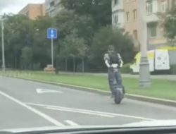 Москвич разогнался на моноколесе до 80 км/ч. Видео