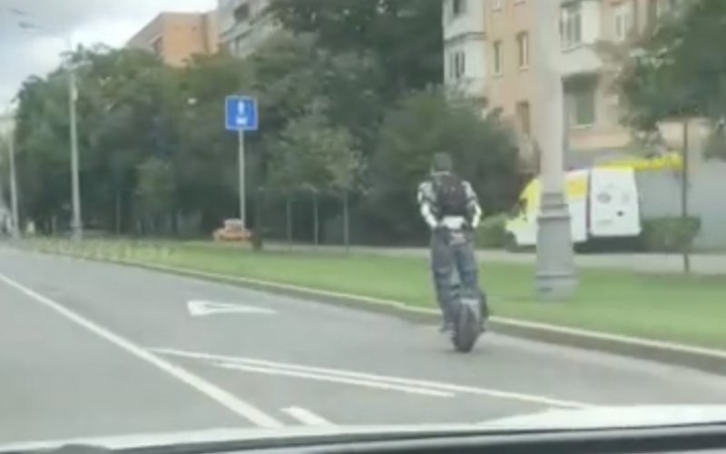 
            Москвич разогнался на моноколесе до 80 км/ч. Видео
        