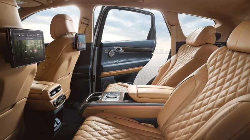 
            Обновленный кроссовер Genesis GV80 получил роскошную 6-местную версию
        