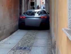 Спорткар Ferrari Roma застрял между двух домов на узкой улице. Видео