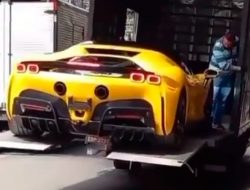 Самый быстрый и дорогой Ferrari уронили во время разгрузки. Видео