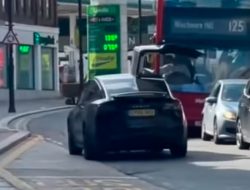 Tesla Model X с открытой дверью врезался в лондонский автобус. Видео