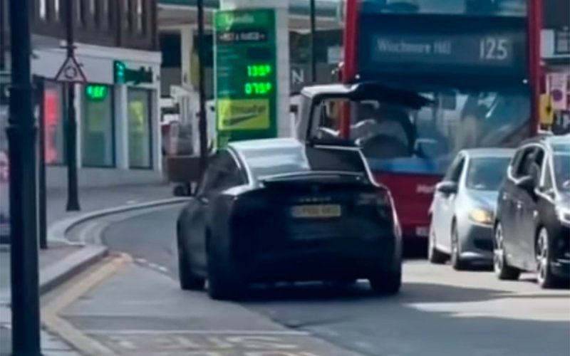 
            Tesla Model X с открытой дверью врезался в лондонский автобус. Видео
        
