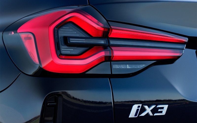 
            BMW представила обновленный кроссовер iX3
        