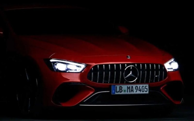 
            Mercedes анонсировал премьеру 816-сильного четырехдверного суперкара
        