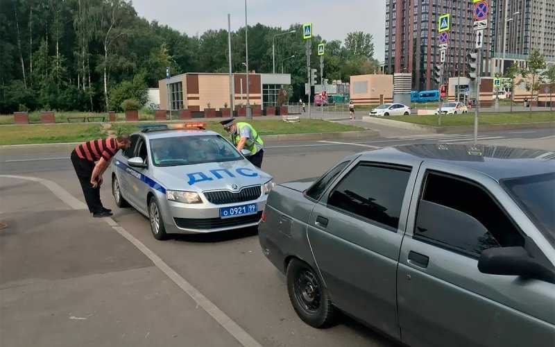 
            Как ГИБДД скрыто следит за водителями. Репортаж из секретной машины
        