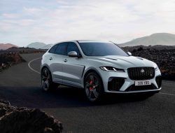 Jaguar назвал рублевую стоимость обновленного кроссовера F-Pace