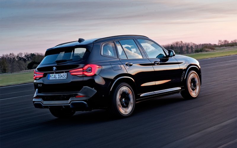 
            BMW представила обновленный кроссовер iX3
        