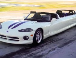 7,6 метра и 12 мест: уникальный лимузин Dodge Viper оказался никому не нужен