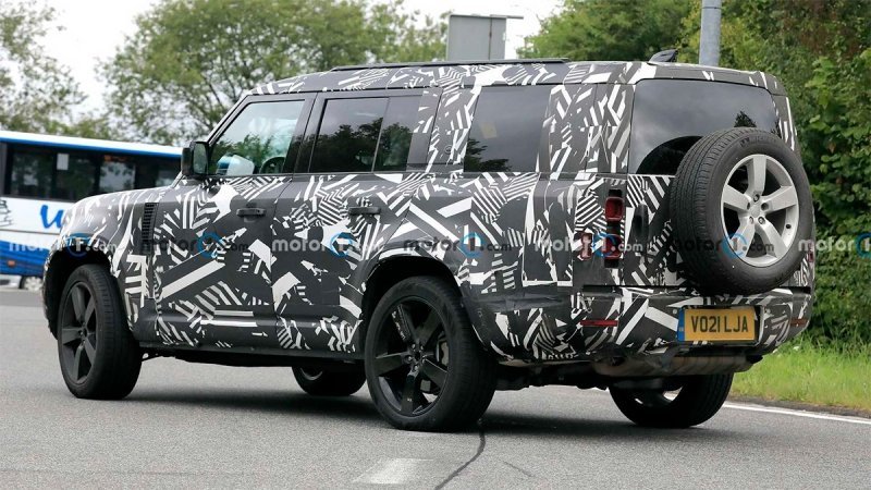 
            Land Rover Defender с тремя рядами сидений впервые замечен на тестах
        