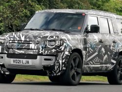 Land Rover Defender с тремя рядами сидений впервые замечен на тестах