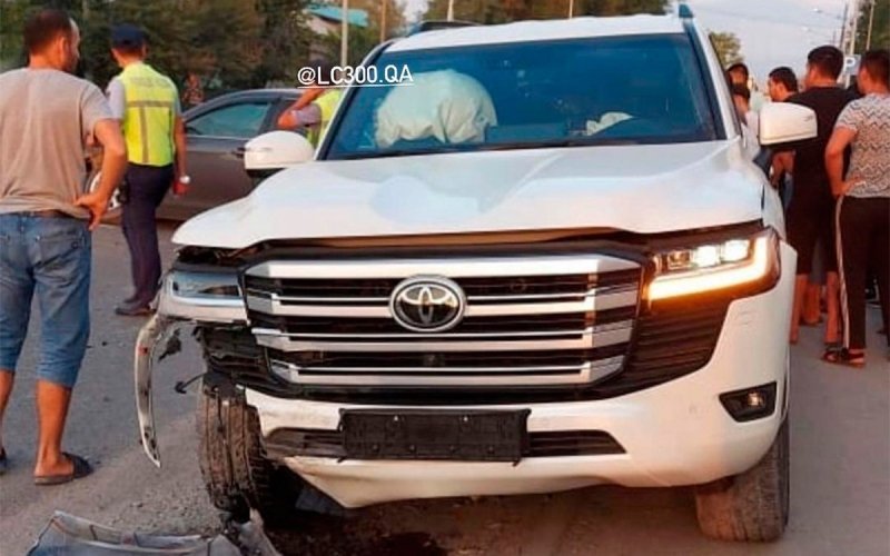 
            Новый Land Cruiser 300 разбили в ДТП сразу после покупки. Фото
        