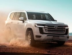 Новый Land Cruiser 300 испытали на тяжелом бездорожье. Видео