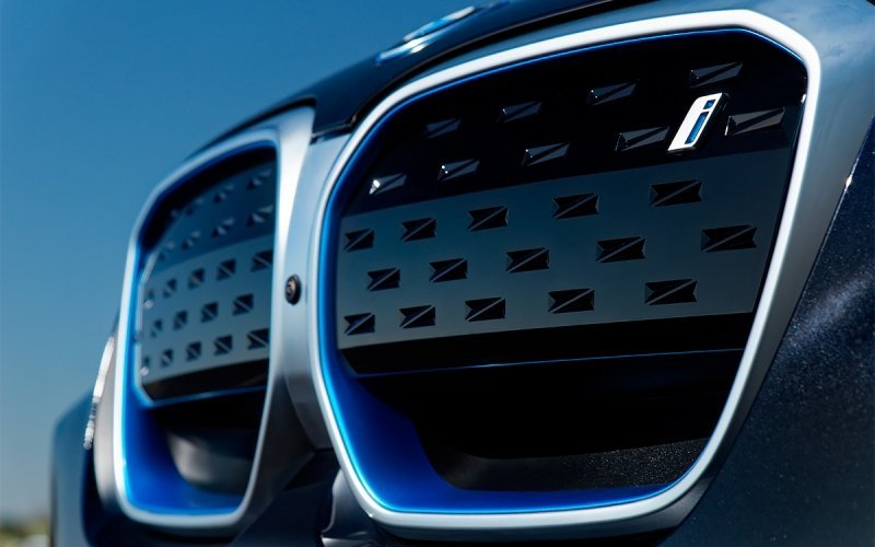 
            BMW представила обновленный кроссовер iX3
        