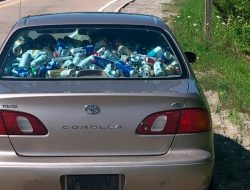 Водитель забил салон Toyota банками из под пива и получил штраф. Фото