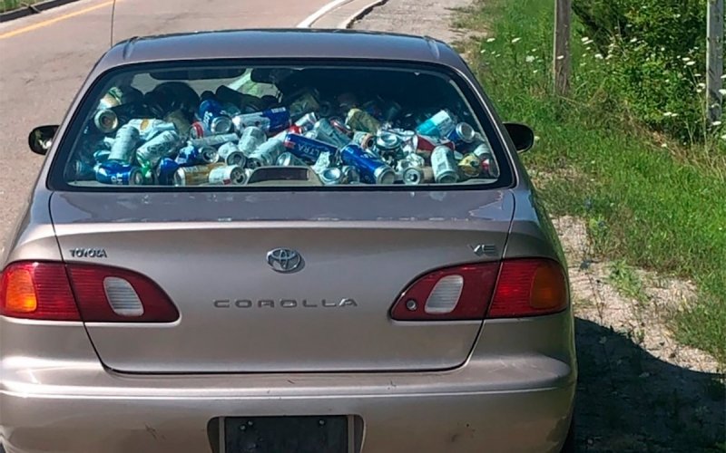 
            Водитель забил салон Toyota банками из под пива и получил штраф. Фото
        