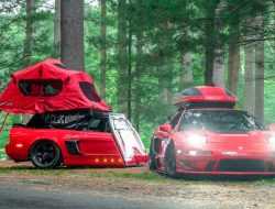 Разбитую Acura NSX превратили в туристический прицеп с палаткой. Видео