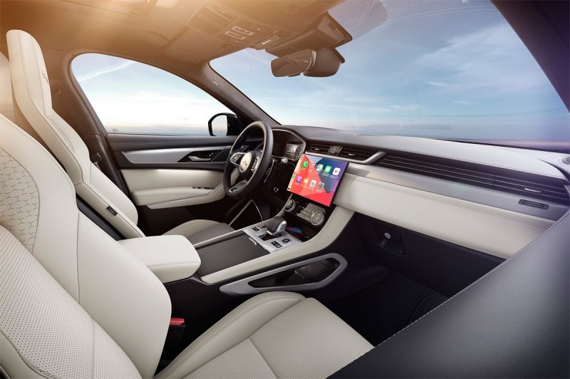 
            Jaguar модернизировал кроссовер F-Pace и добавил ему новую версию
        