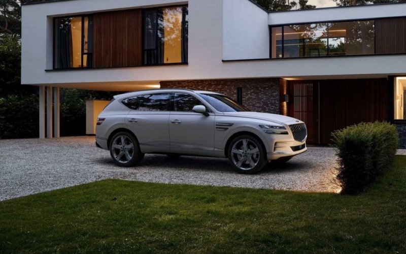 
            Обновленный кроссовер Genesis GV80 получил роскошную 6-местную версию
        