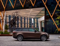 Range Rover назвал российские цены на обновленный Velar