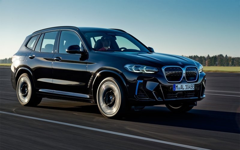 
            BMW представила обновленный кроссовер iX3
        