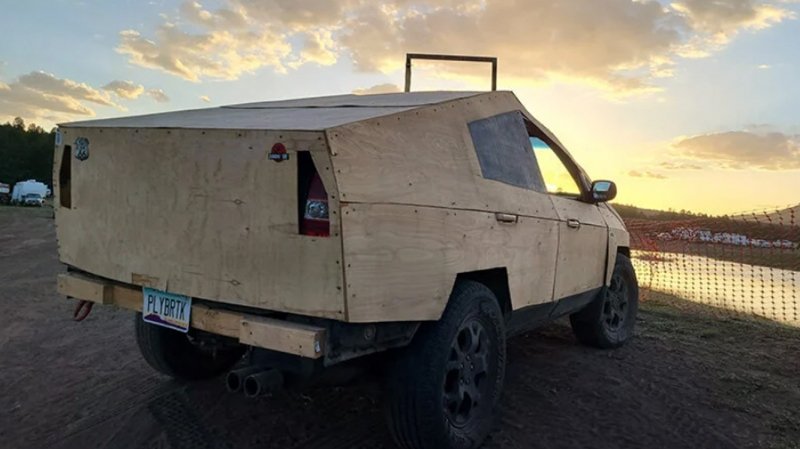 
            В США построили копию Tesla Cybertruck из фанеры. Фото
        