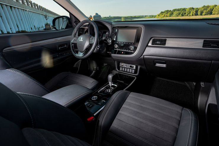 Боец «замкадья»: тест-драйв нового Mitsubishi Outlander 2021